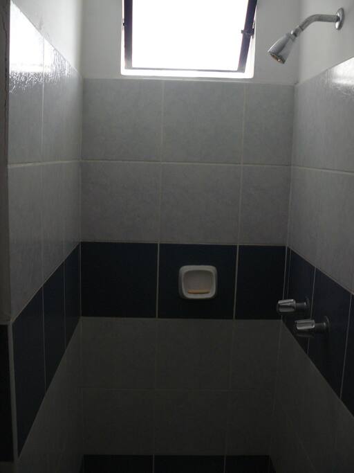 Ducha independiente (fuera de la habitación).