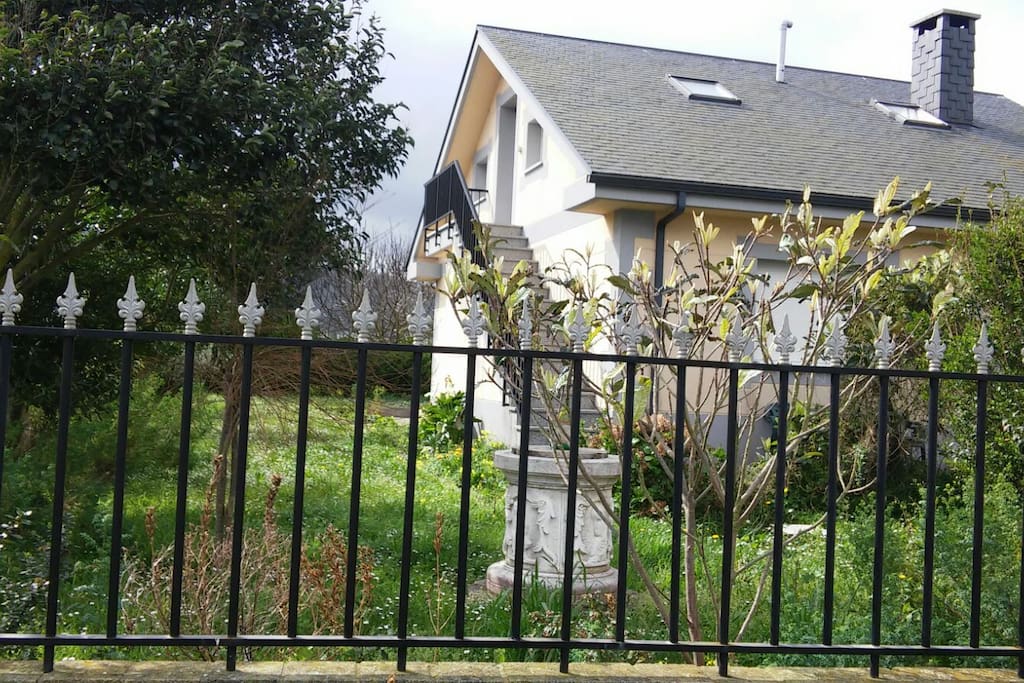 Escalera y Jardín