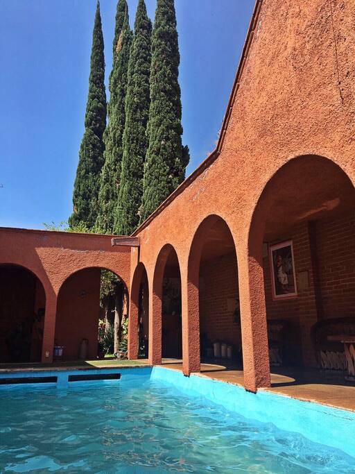 La casa cuenta con alberca privada.