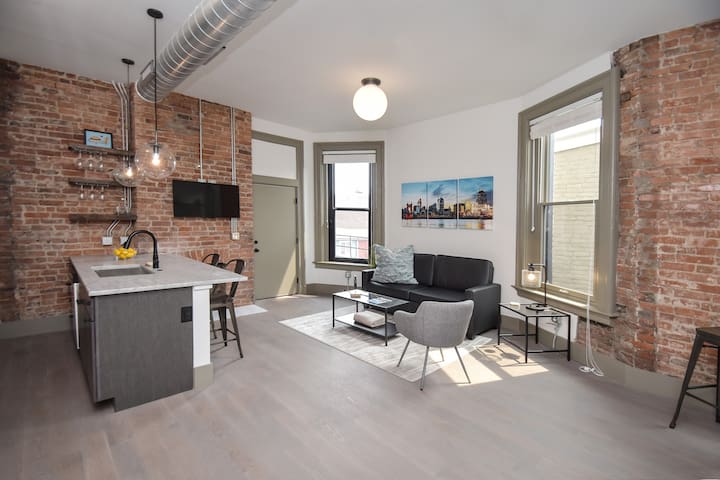 Gorgeous Condo in Heart of OTR, Free Parking!