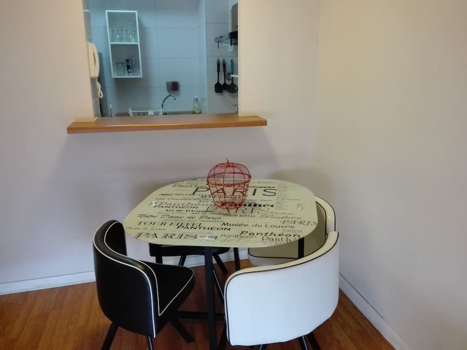mesa para cuatro personas
