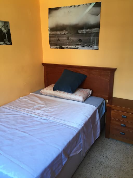 Habitación con cama de matrimonio ideal para parejas jóvenes sin hijos o aventureros que viajen solos.
Apartamento climatizado en urbanización privada.