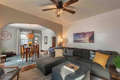 King Bed, Full Kitchen & Laundry