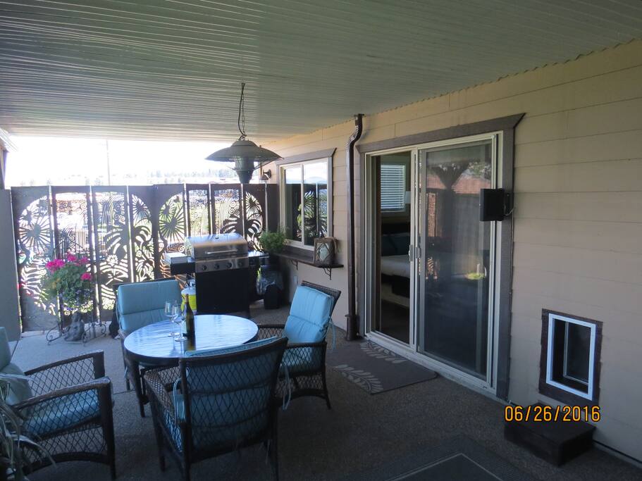 Out door dining and bbq area.