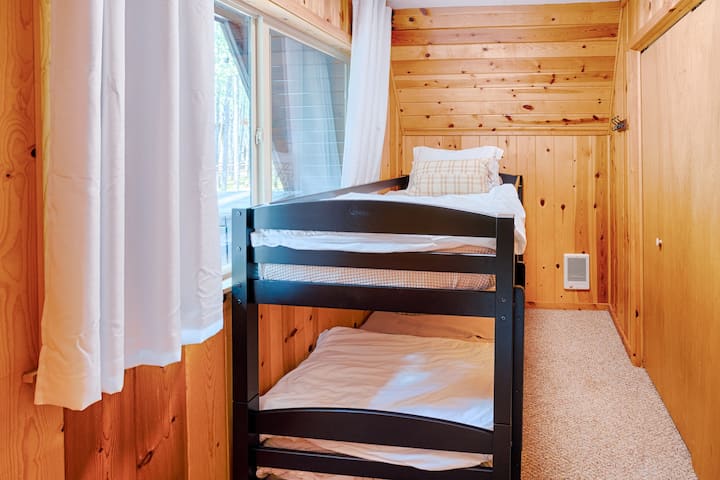 downstairs bedroom #2 with twin bunks