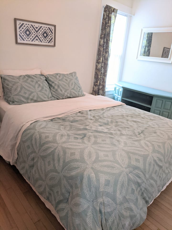 第三间宽敞的卧室配备有标准双人床。 