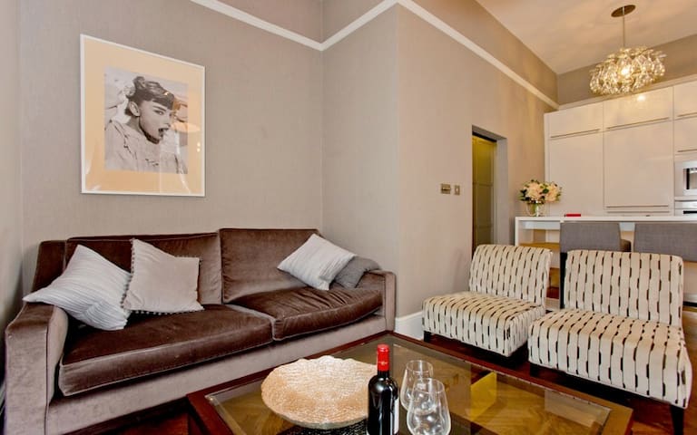 Luxury and Stunning 2 Bed with Balcony in Kensington High Street gallery image 4