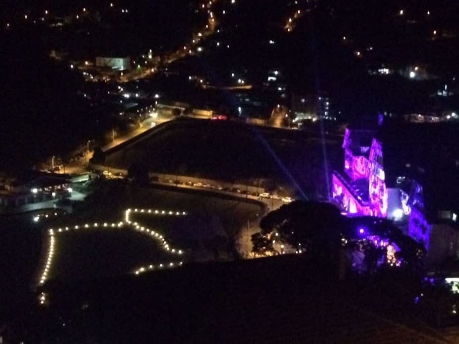 Vista noturna do Palácio Quitandinha iluminado
