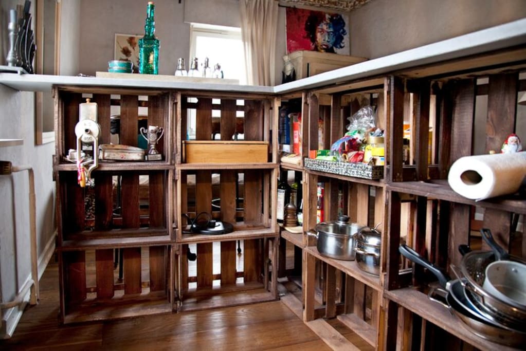 Theke aus Weinkisten