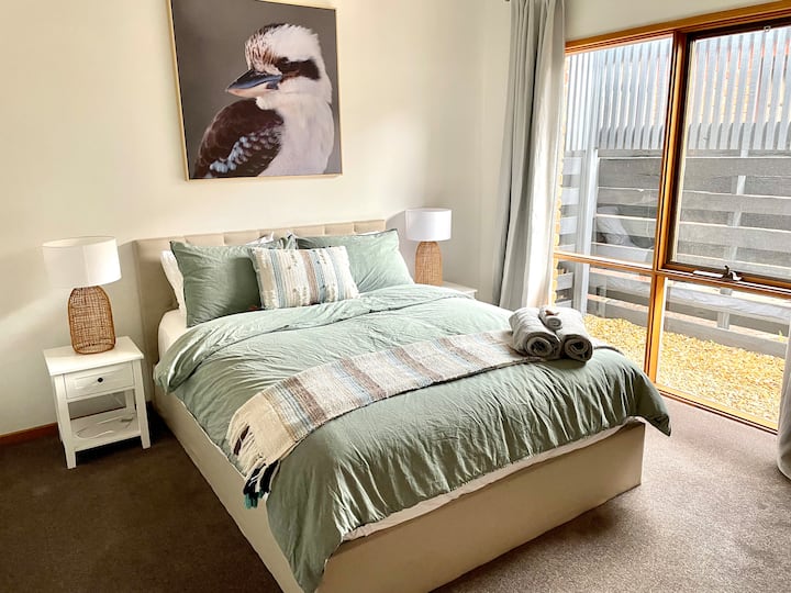 标准双人床尺寸的kookaburra客房配有非常舒适的毛绒床垫和优质床上用品，为您带来非常舒适的住宿体验。 