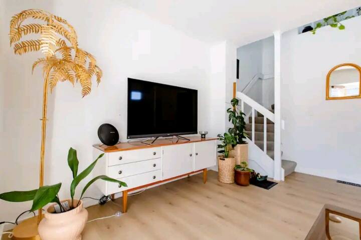 Cheeky 2 bedder with home office and outdoor area gallery image 2