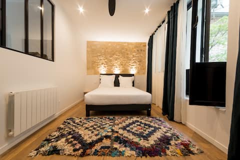 Very stylish studio Place Pey Berland