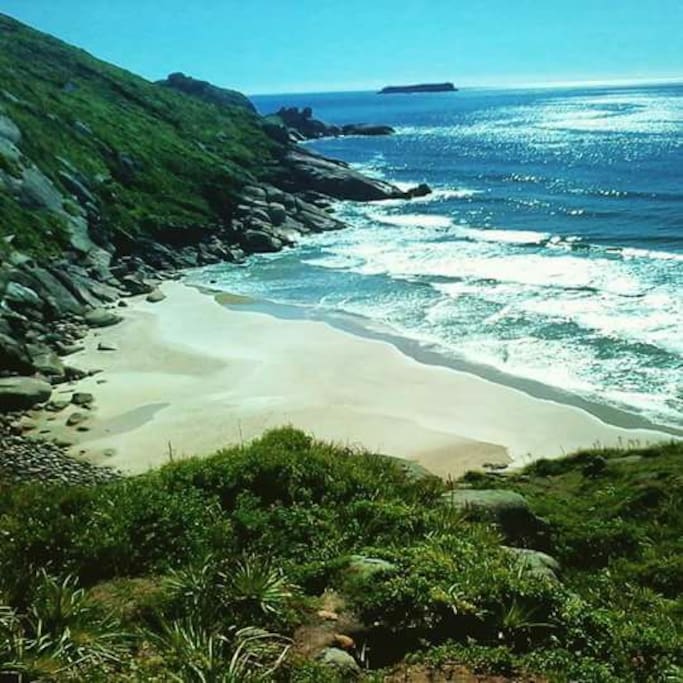 Praia do Secret, acesso a trilha ao lado do chalé