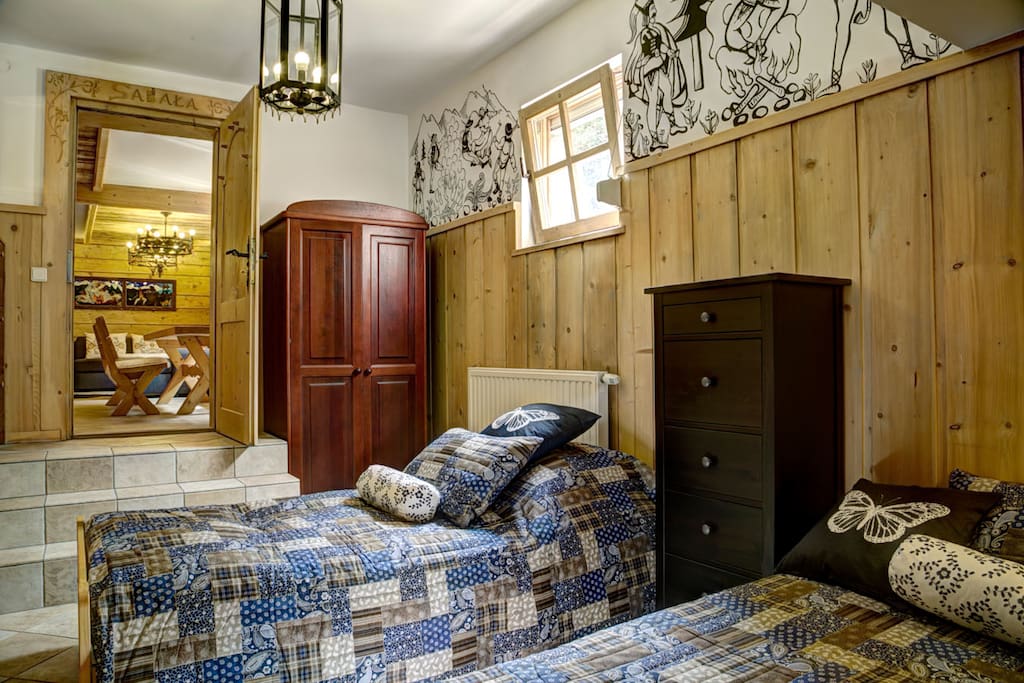 bedroom with 2 single beds