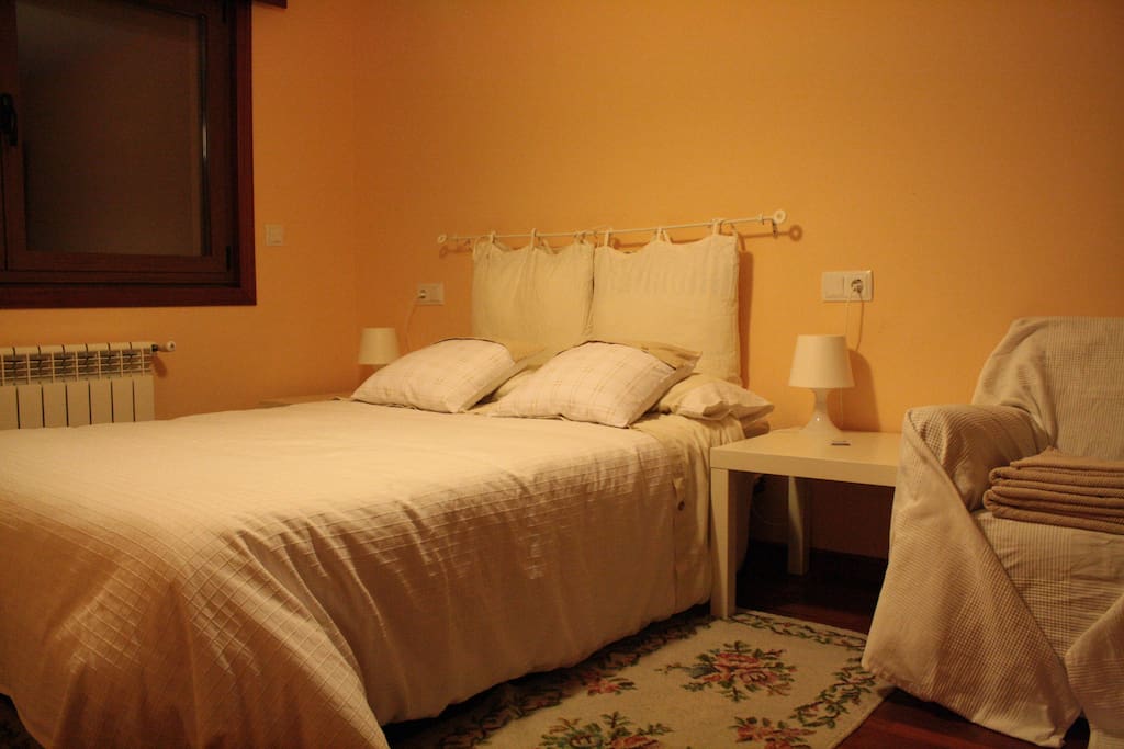 Habitación doble (140x200), estilo moderno, siéntete como en casa / Double room, modern style, feel yourself at home