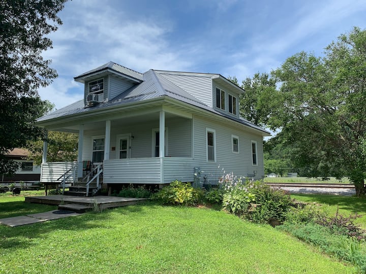 Harper's House Vacation Rental Houses for Rent in Harpers Ferry, Iowa