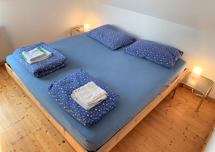 Schlafzimmer #1 mit komfortablem Doppelbett (200 cm × 200 cm) Bedroom #1 with a convenient double bed (79 in × 79 in)