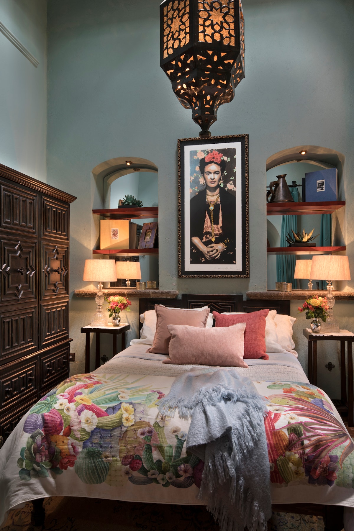 FRIDA SUITE / QUEEN / SLEEPS 2 / BATHROOM WITH SHOWER