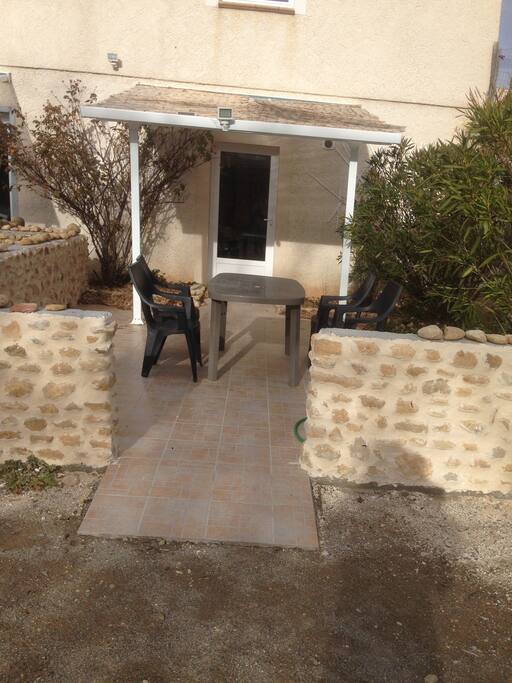 Entree de l'appartement avec coin repas extérieur