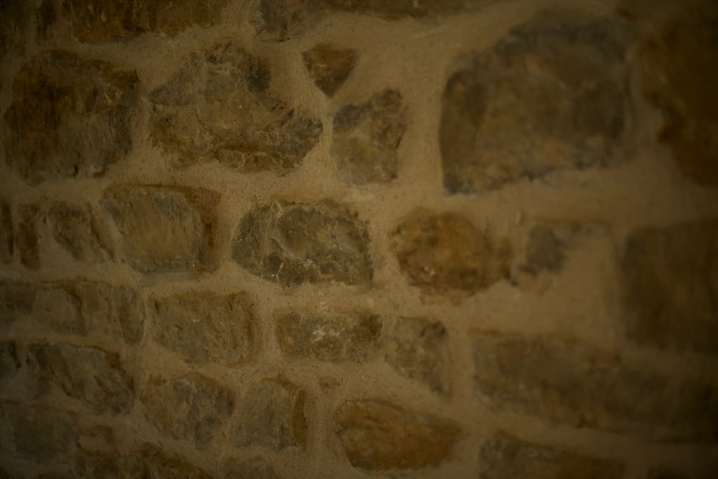 De belles pierres rejointées avec goût.
Some of the ancient stones the barn is made of...