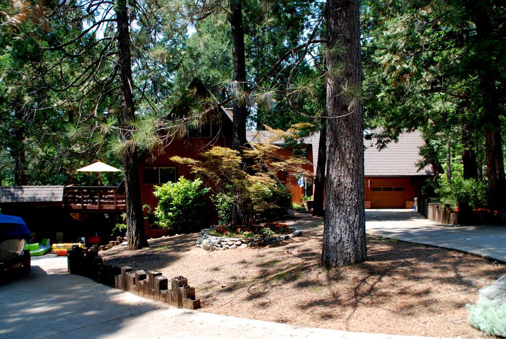 Ainokea-Main Wing - 4 Bedrooms (3-Q & 1-K), 3 Full Baths, Recreation Room with 2 Drop Down Beds