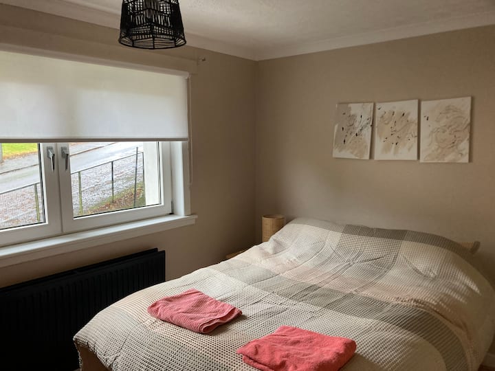 Cama doble con juego de cajones y soporte de barandilla. 