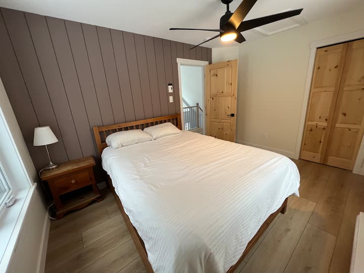 Habitación con cama tamaño queen