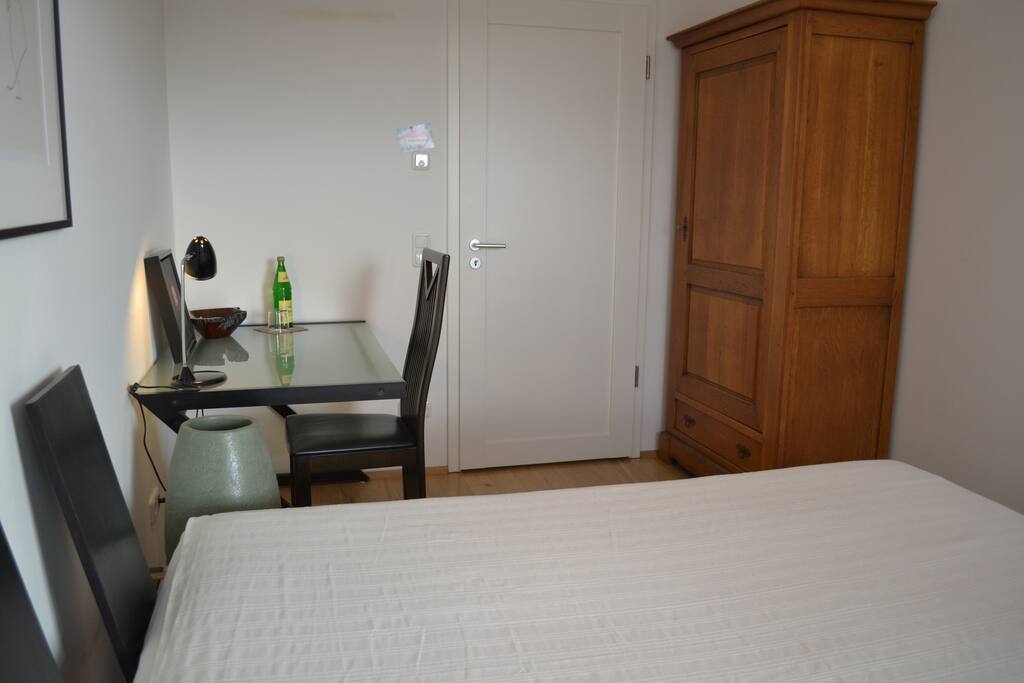 Schreibtisch und Schrank