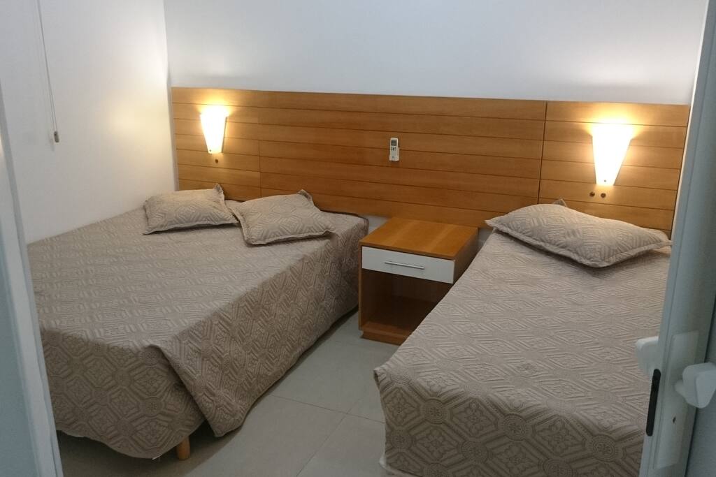 Quarto com cama de casal e uma de solteiro (com 2 colchões de solteiro)