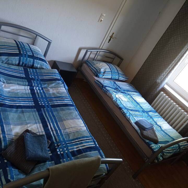 Malá izba s dvoma samostatnými lôžkami 90% {smart v dolnej časti vedľa kuchyne 