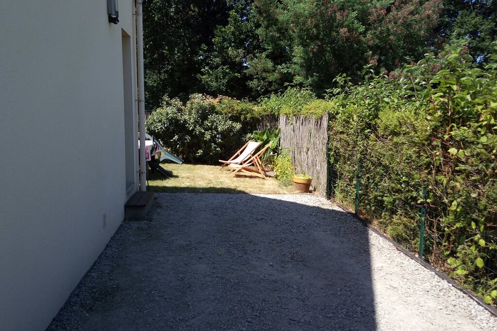 entrée du logement et jardin