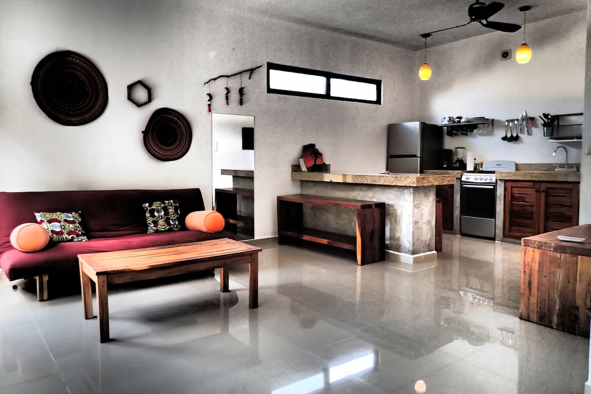 El apartamento es sencillo y está despejado en todas partes.