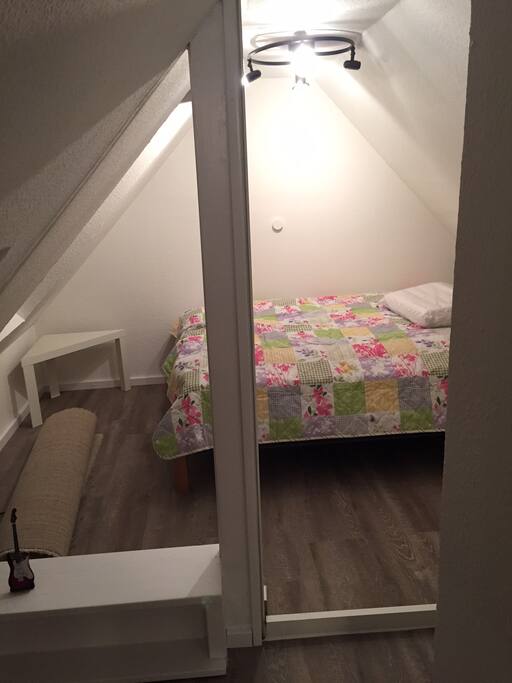 Das Schlafzimmer im ausgebauten Spitzboden