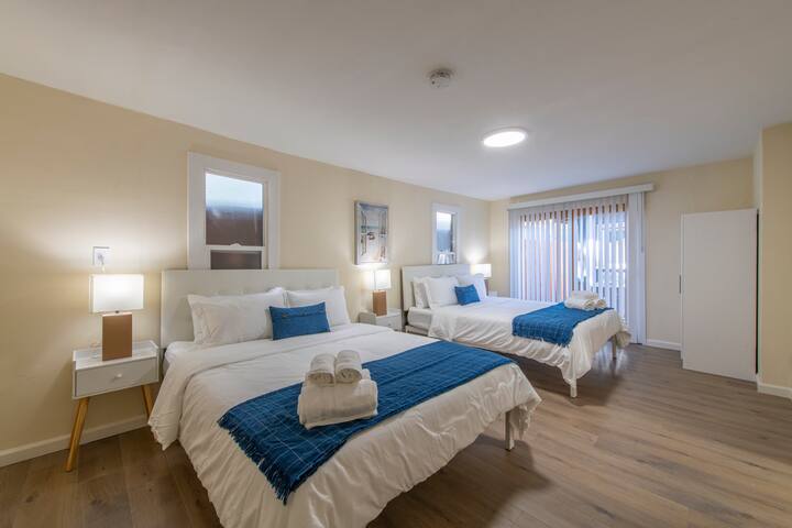 Modern 6B/3B-Sleeps 16 near Stanford FB Google gallery image 4