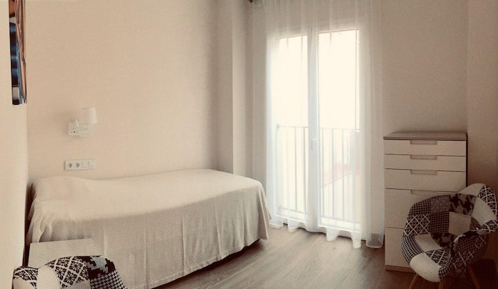 Dormitorio pequeño. Hay tres opciones de camas disponibles. 1. Una cama de una sola persona como se muestra en la foto. 2. Dos camas individuales (ver fotos a continuación), de pie por separado. 3. Una cama doble grande (las fotos serán las siguientes). Ventana del patio.