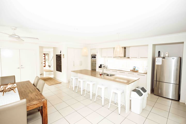 Sunshine Coast Caloundra sleeps 14 200m to beach