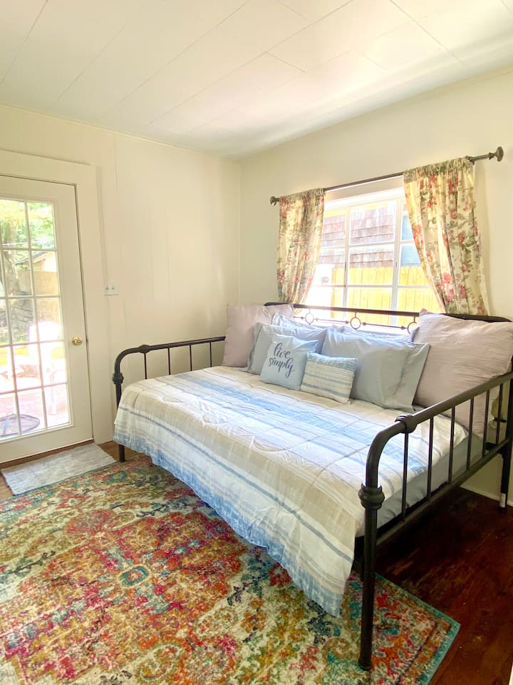 استمتع بغرفة نومنا في الطابق الأول مع سرير كامل مريح وطاولة طعام.