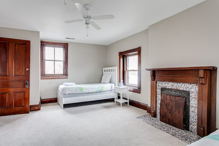 חדר שינה 5 בקומה השלישית עם שתי מיטות נפרדות.