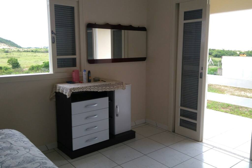 quarto com vista para o morro e para a praia