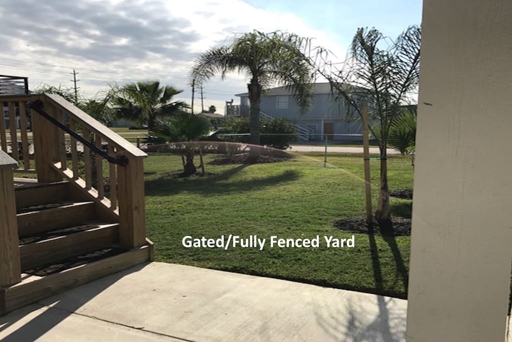 Gated/Fully Fenced Yard for little ones and 4 legged family members