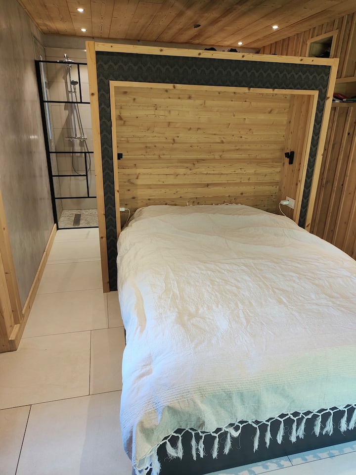 Habitación principal en la planta baja con ducha y SDB 