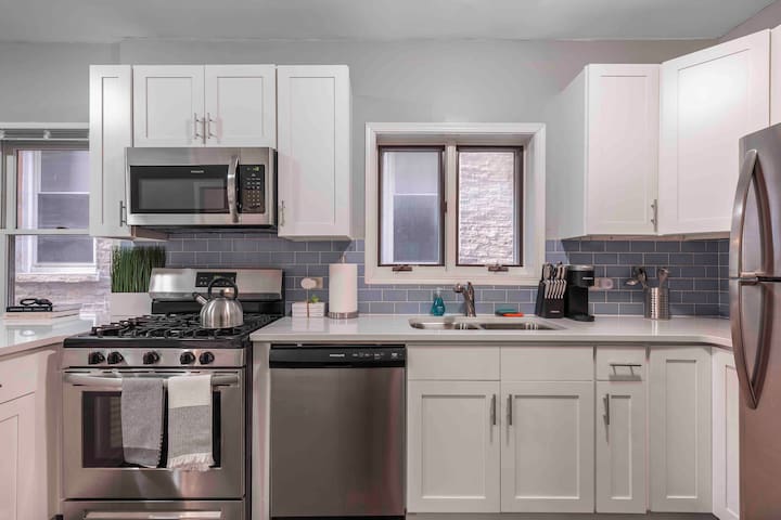 Pristine Chicago Home | 3BD |2BA |Free Parking (2) gallery image 2