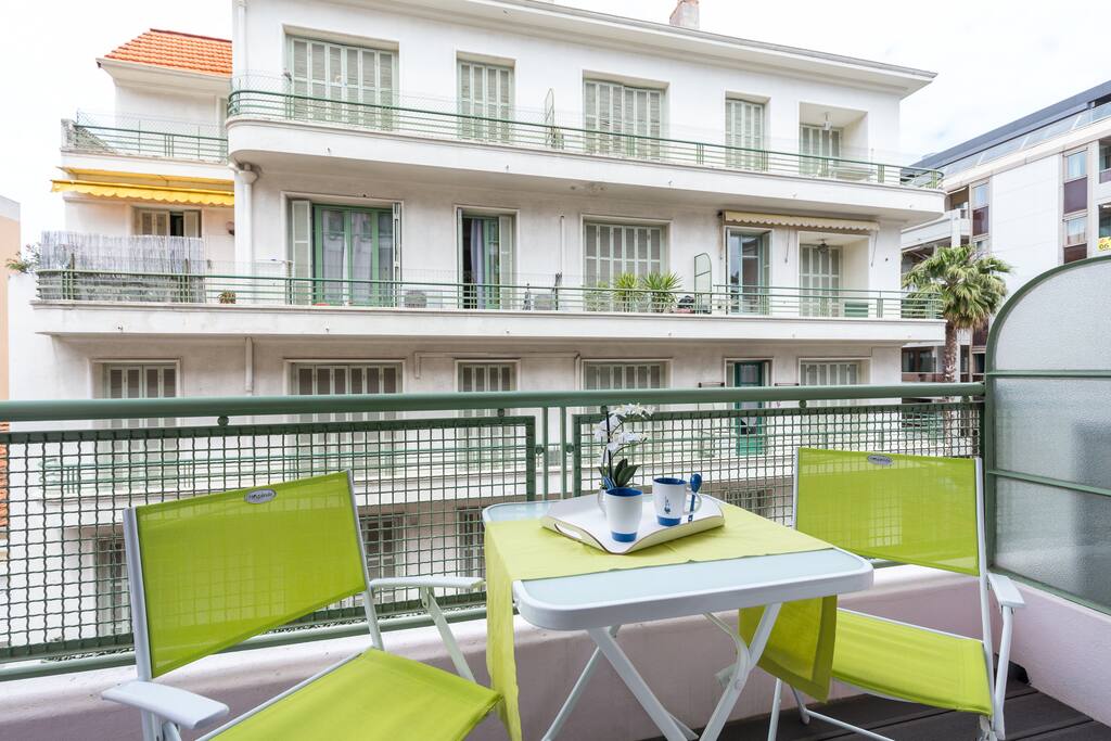 Beau balcon équipé pour un agréable moment détente!