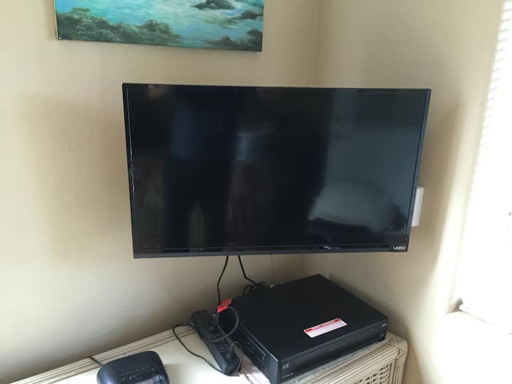 На разположение е телевизор с плосък екран и DISH