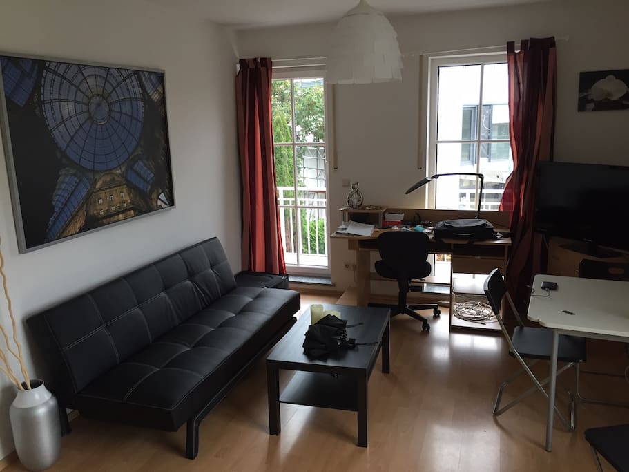 Großes Wohnzimmer mit Schlafcoach und Kabel-TV