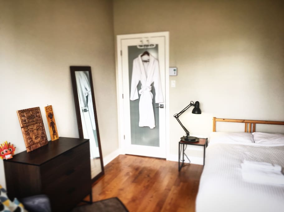 Your bedroom is equipped with a single bed with a very comfortable mattress, a seat to relax, a chest of drawers for your clothes. A selection of guides is at your disposal. For summer you have a silent fan tower in case it gets too hot and in winter you can set up your ideal heating temperature