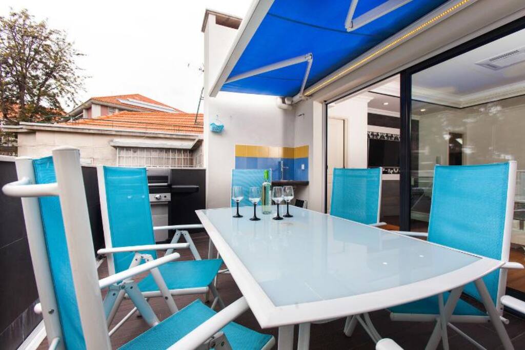 large table for 6 people, excellent to drink a good wine