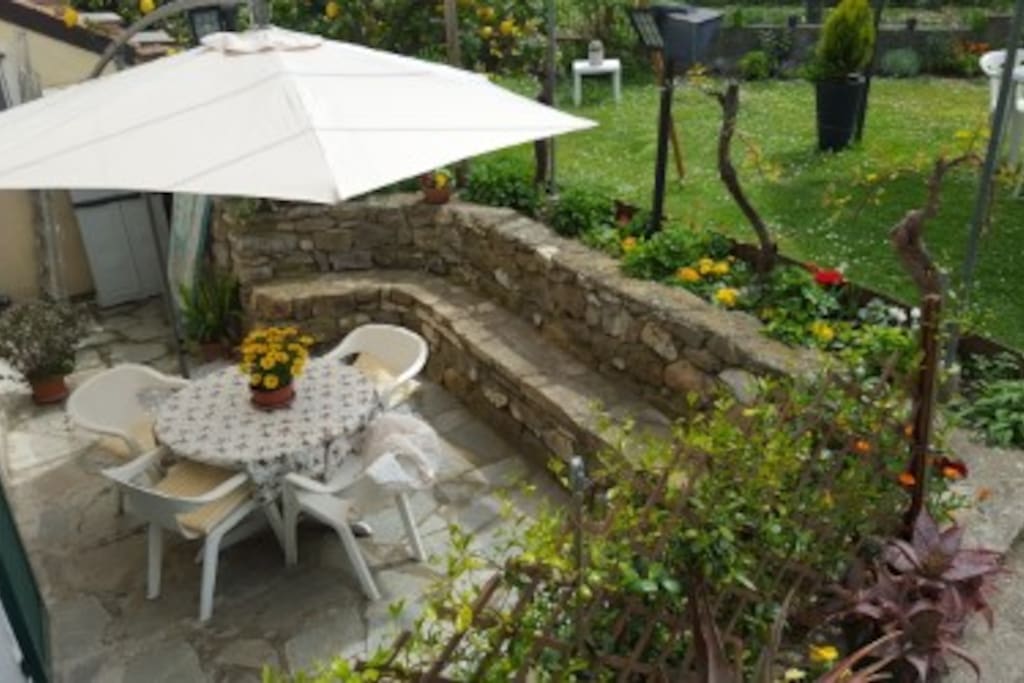 Tavolo da pranzo nel patio/ Dining table outside