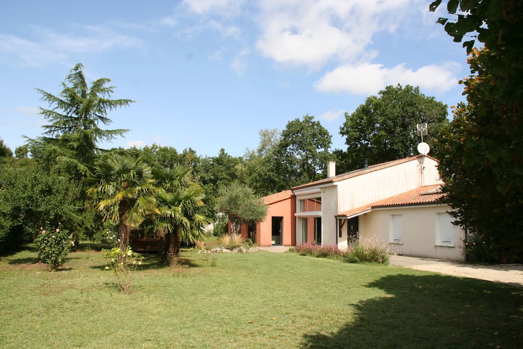 Maison sur terrain de 3000 m2 entièrement clôturé pour une intimité assurée