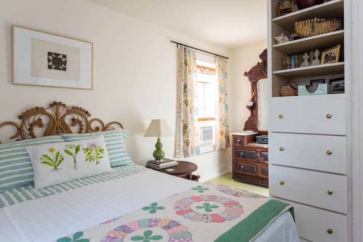 Chumba cha kulala ghorofani na kitanda cha ukubwa kamili.